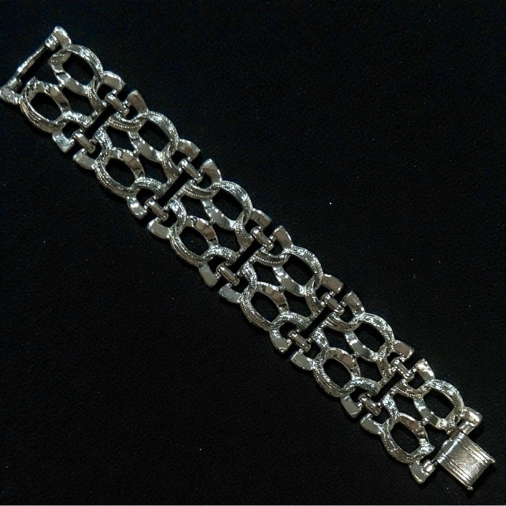 Coro VINTAGE Signed Silvertone‎ Wide Open Link Bracelet